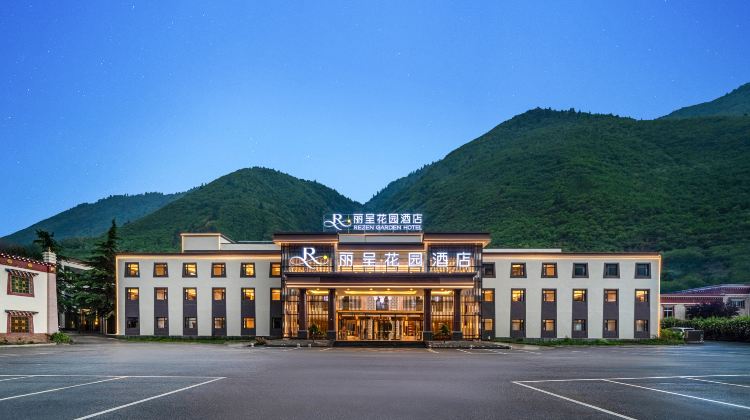 2-Day Private Tours: Explore Jiuzhaigou Waterfalls & Huanglong Jade Ponds