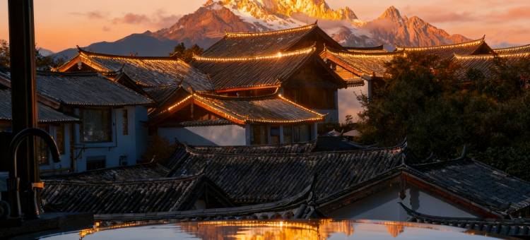 丽江古城·半山漫庭·日照金山雪山胜景观景度假民宿(四方街店)图片