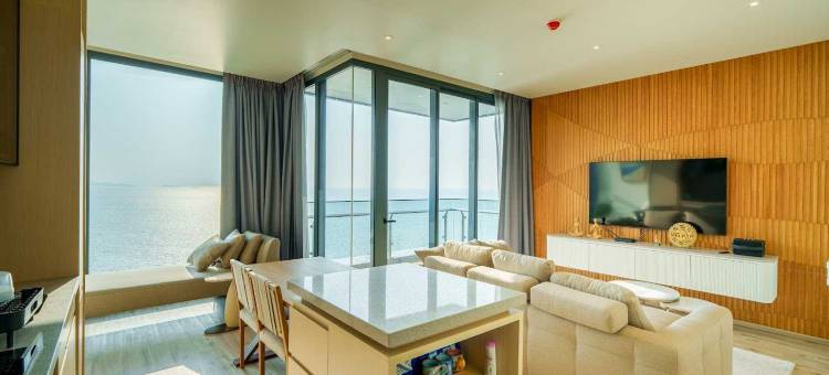 豪华两卧室海景公寓，配私人电梯和免费停车(Luxury 2BR Sea View Apartment with Private Lift and Free Parking)图片