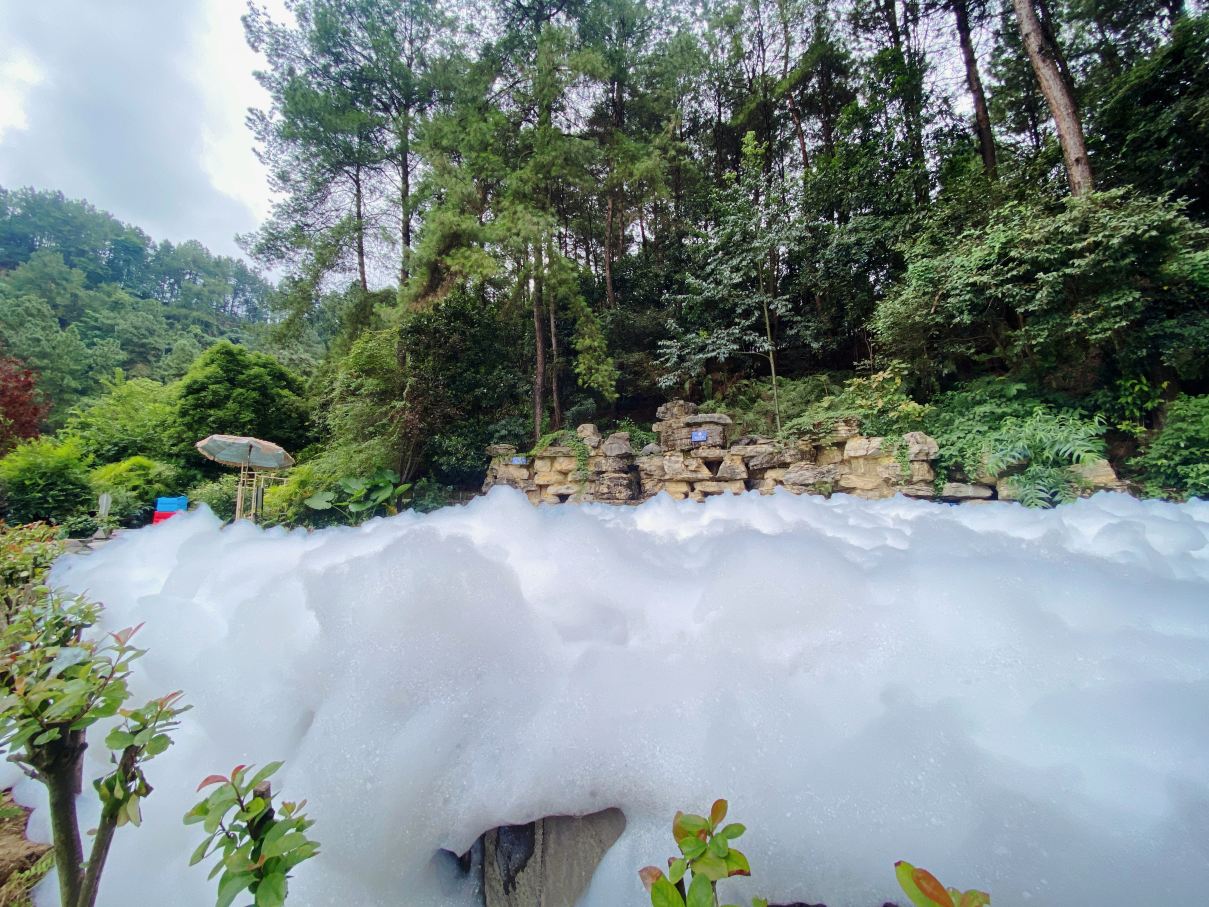 Howard Johnson Lake Serenity Hot Springs Hotel NeijiangHotel Overview