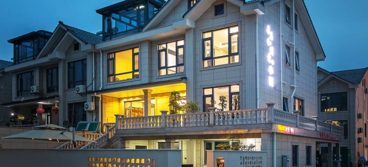 朵朵和满意的小院图片