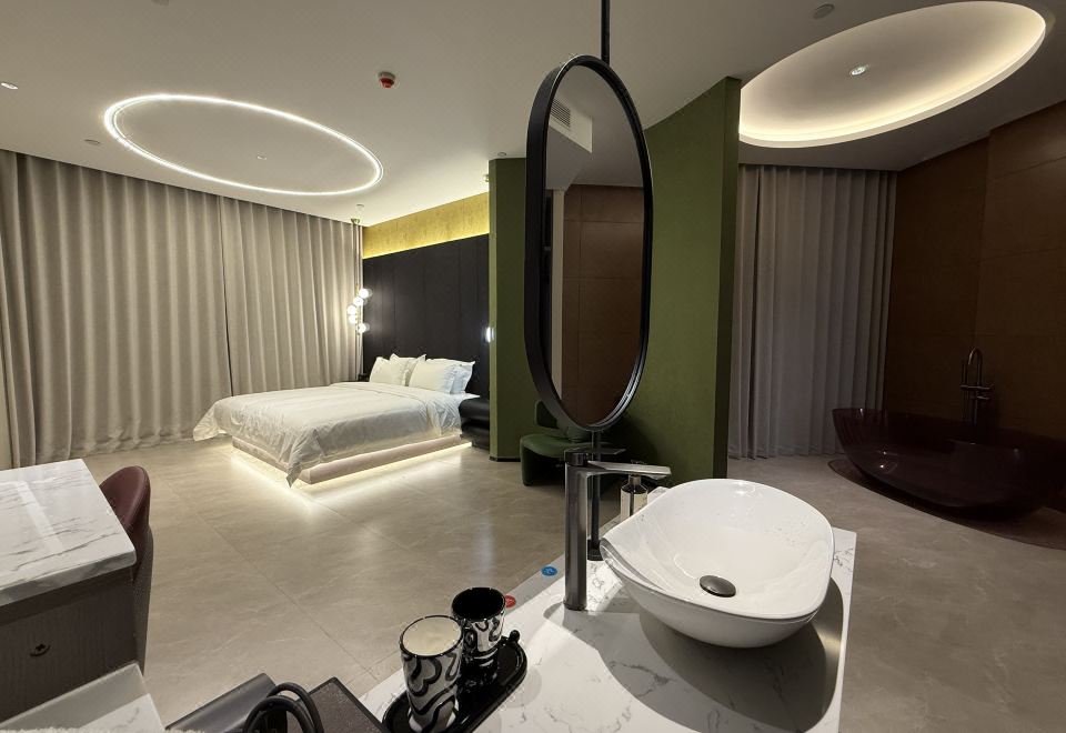 12+huayuan hotel Hotel Overview