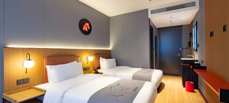 YUNIK电竞酒店(上海九院斜土东路店)图片