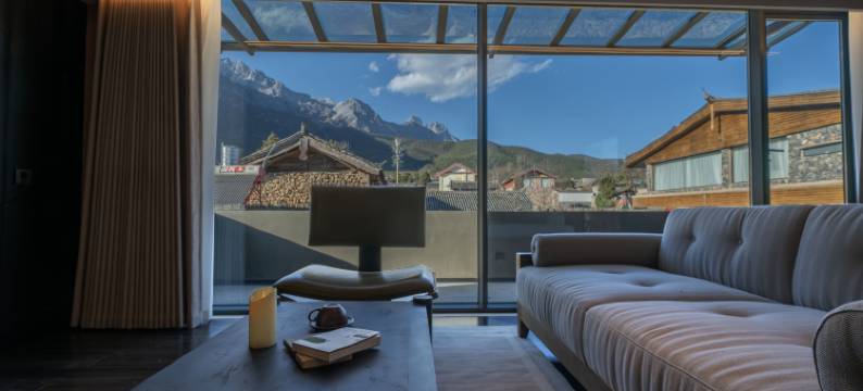 见·石间雪山度假野宿图片