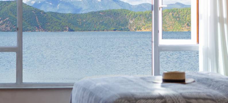 汀水岸丨圣托里尼日落湖景花园设计师度假酒店(泸沽湖店)图片