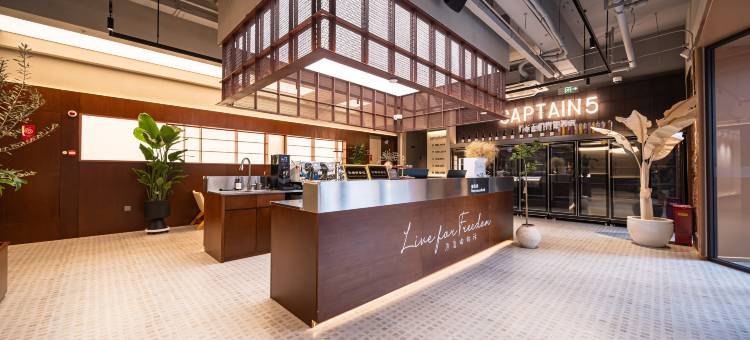 船长五号青年酒店(东华大学延安西路地铁站店)图片