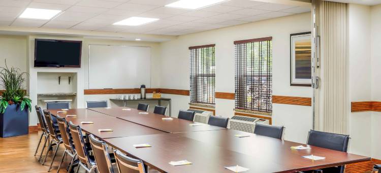 舍伍德帕克埃德蒙顿戴斯套房酒店(Days Inn & Suites by Wyndham Sherwood Park Edmonton)图片