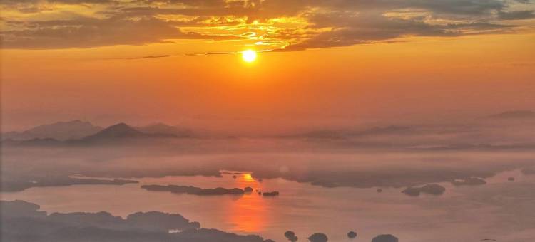 青青溪岸|360°无边泳池·一线江景度假美宿图片