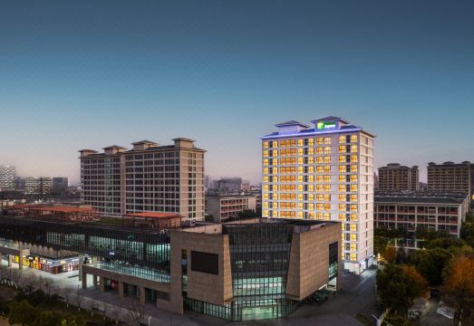 苏州独墅湖高教区西交利物浦大学智选假日酒店外景图