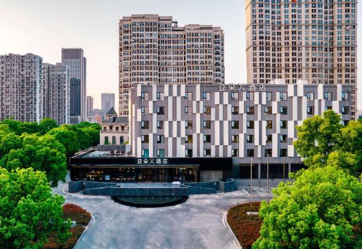 杭州钱塘下沙大学城亚朵X酒店外景图