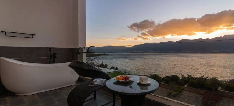 泸沽湖山涧有云湖景度假酒店(花海码头店)图片