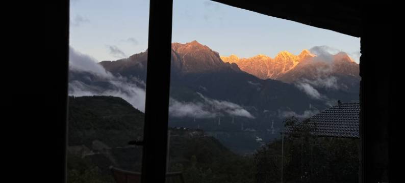 拾光温泉丨隐世·villa酒店(毕棚沟景区理小路店)图片