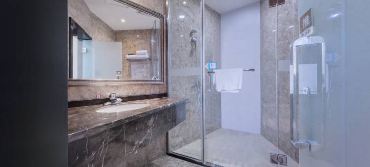 瑞丽蕾巍酒店(瑞丽财富广场旅游步行街店)图片