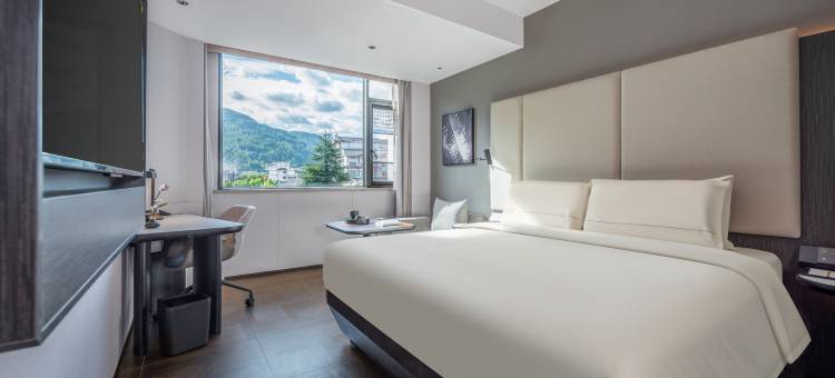 张家界国家森林公园标志门亚朵酒店图片