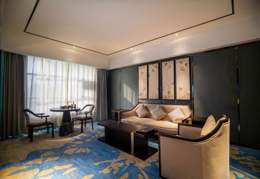 罗定斯顿四季酒店外景图