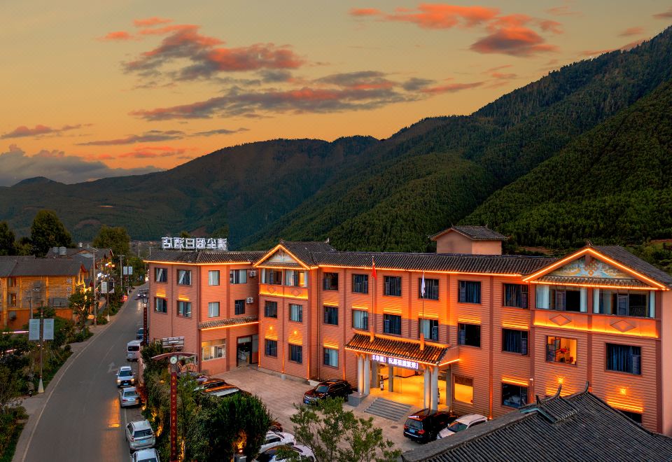 泸沽湖清尘假日酒店外景图