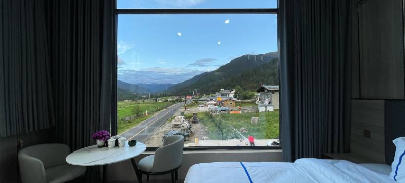 鲁朗南峰精品酒店图片