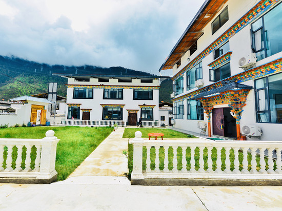 鲁朗缘聚雪山庄园