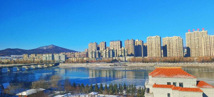 佟佳江畔酒店(欧亚万达广场店)图片