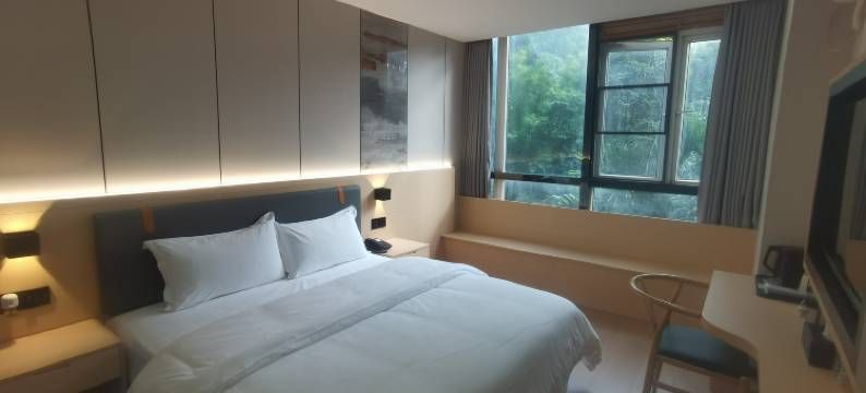 深圳金荷花商务酒店(坪山高铁站店)图片