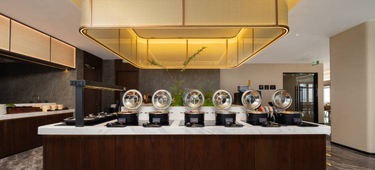 大连高新万达广场星海湾大桥亚朵酒店图片