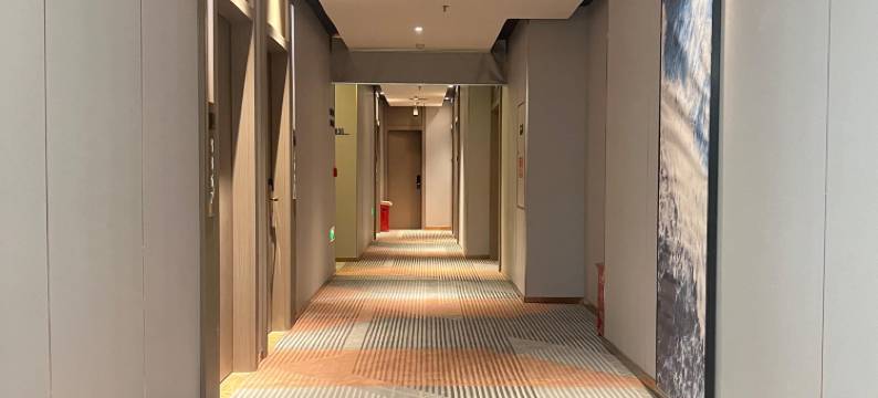 柏曼酒店(重庆洪崖洞解放碑步行街店)图片