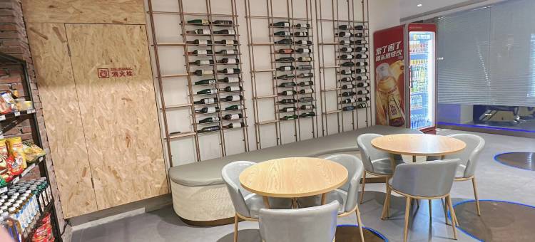 明茂商务电竞酒店(上海虹桥水城路地铁站店)图片
