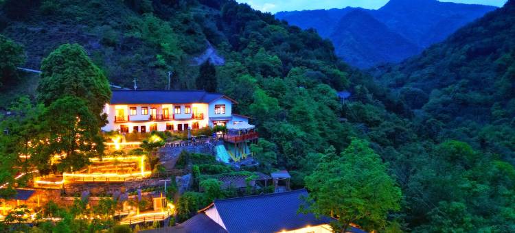 峨眉山东月半山民宿图片