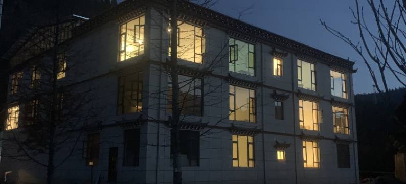 香格里拉山下山野火供氧民宿(普达措国家公园店)图片