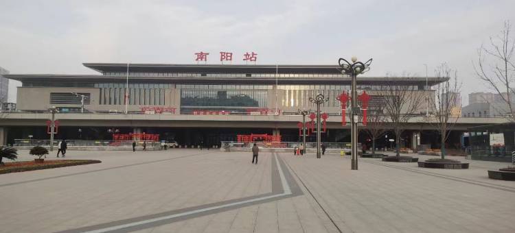 派酒店(南阳卧龙区火车站店)图片