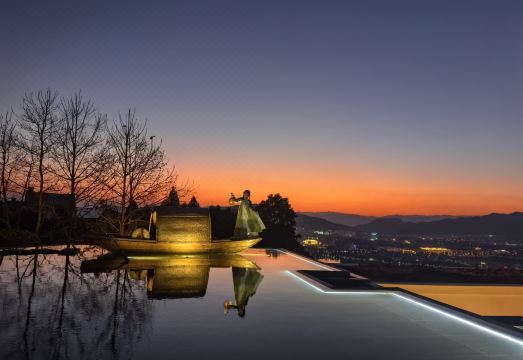 腾冲半山泊岸温泉度假酒店外景图