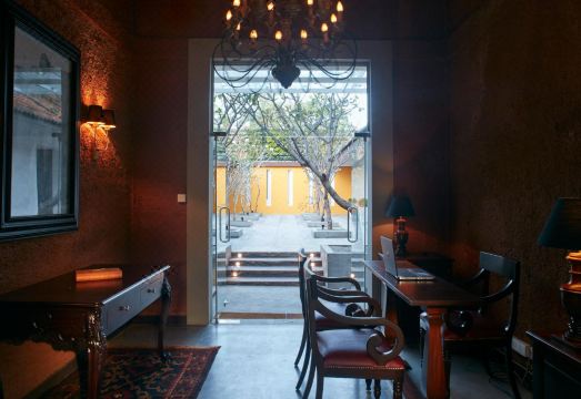 EKHO Lake House Hotel Overview