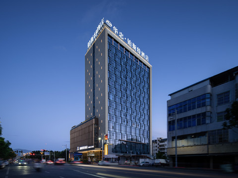 西昌铂斯特酒店(火把广场月亮湖湿地公园店)