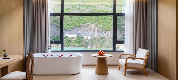 润海云栖·山河江景·设计师度假轻奢行馆(茨中教堂店)图片