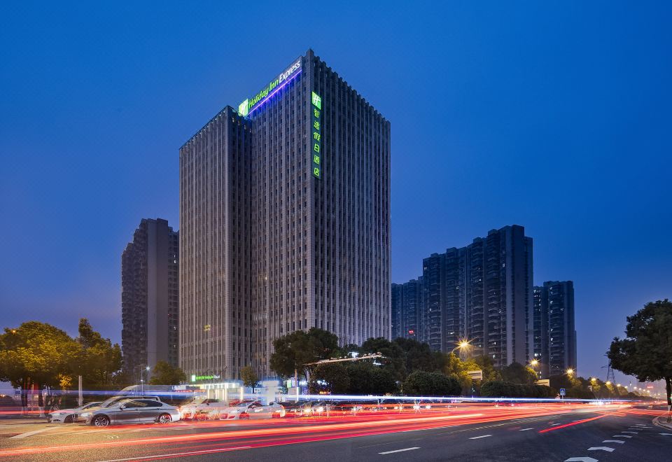 长沙高铁南站智选假日酒店外景图