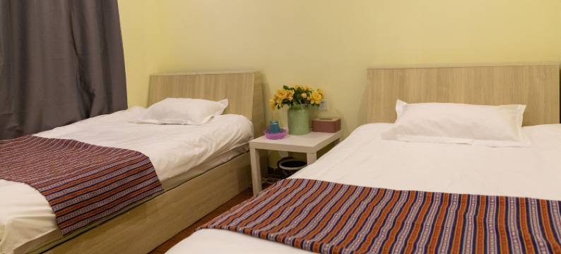 色达彼岸花开客栈图片