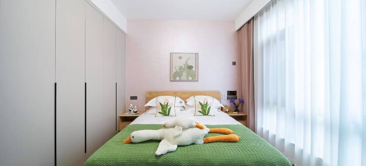 朵朵和满意的小院图片