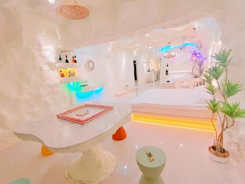 花田里 · 网红洞穴主题观影民宿(延吉延边大学西市场店)