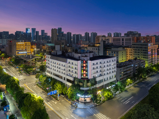 八骏大酒店(昆明火车站国贸中心店)