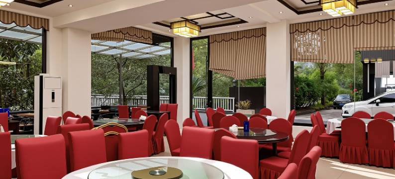 雨山居酒店(峨眉山报国寺店)图片