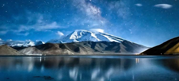 喀拉库勒湖不周山营地公园图片
