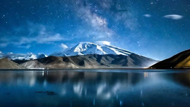 喀拉库勒湖不周山营地图片