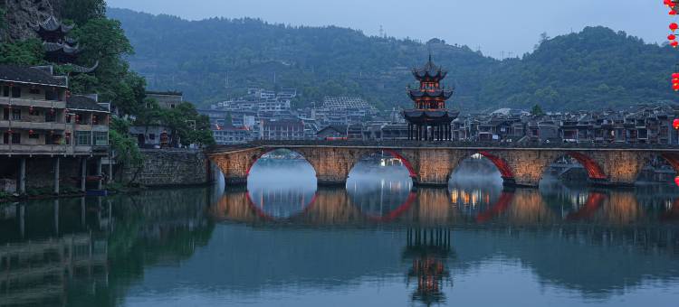 阿凯缇娅·云锦月民宿(镇远古城祝圣桥店)图片