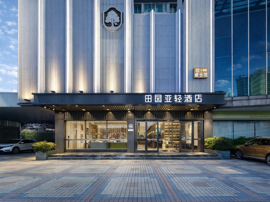 汕头·田园亚轻｜C位·高空·设计酒店(珠江路美食街汕头站店)