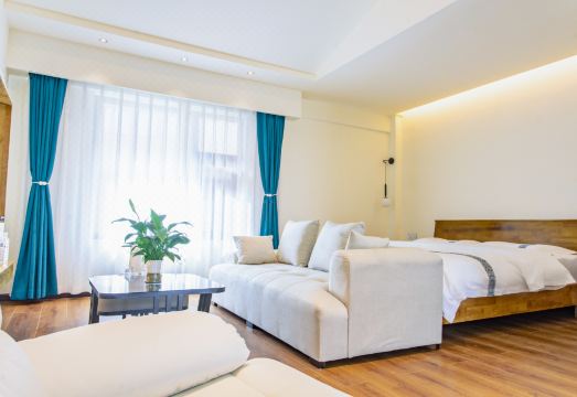 Shangri-La Banxia Time Homestay (Dukezong Ancient City Branch) Hotel Overview