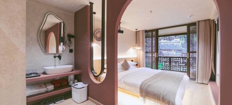 轻语设计师江景民宿(凤凰古城虹桥沱江店)图片