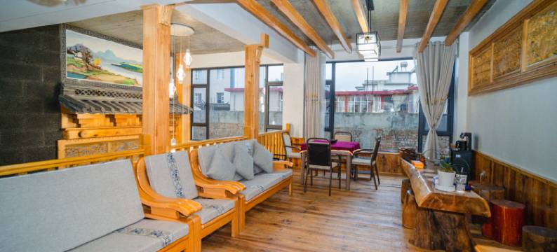 大理洱上花开海景客栈(洱海公园高铁北站店)图片