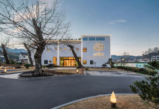 兰亭溪畔·溯溪·垂钓·亲子民宿外景图