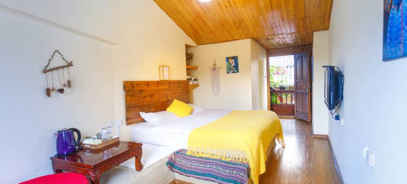 丽江束河玥色溪畔花园客栈图片