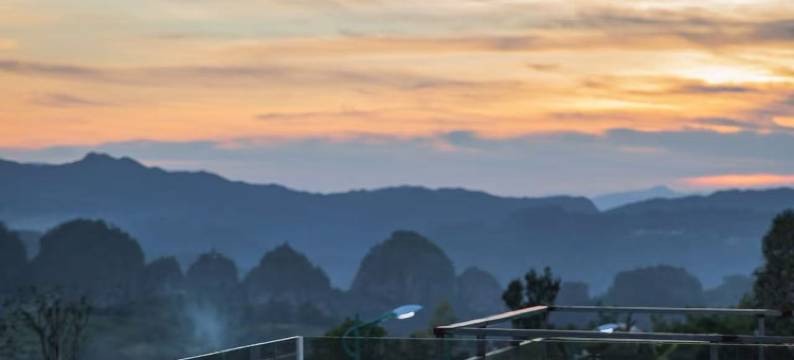 下岩贝山上的云民宿图片